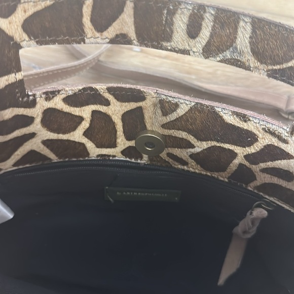 Anthropologie verona textured clutch crossbody giraffe print - Picture 7 of 12